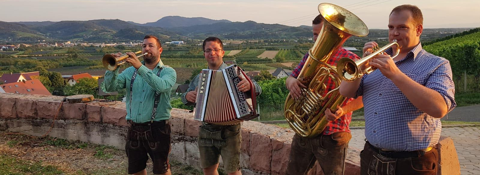 Blaskapelle 4 gewinnt mit zwei Trompeten, Steirischer Harmonika und Tuba in der Ortenau